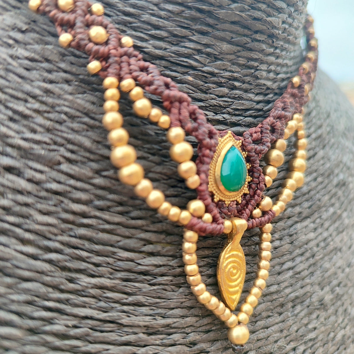 Collar Gipsy en Macramé Granate con Ónix Verde y Detalles Dorados | El Hada del Tiempo