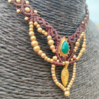 Collar Gipsy en Macramé Granate con Ónix Verde y Detalles Dorados | El Hada del Tiempo