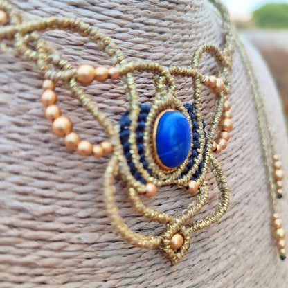 Collar Isis en Macramé Dorado y Azul Oscuro con Lapislázuli y Latón | El Hada del Tiempo