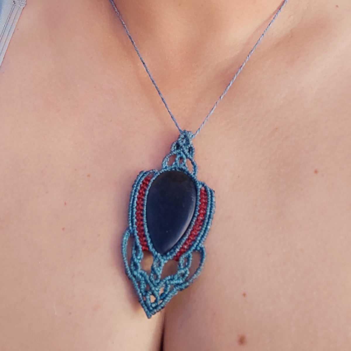 Colgante de Obsidiana Dorada en Macramé Artesanal | El Hada del Tiempo