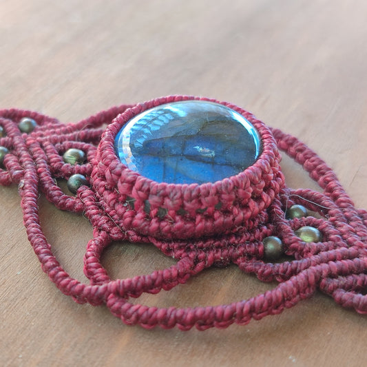 tiara y collar de macramé con labradorita azul