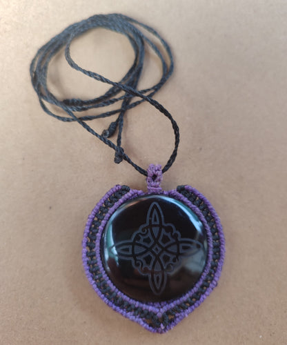 nudo de bruja, colgante de macramé, collar con nudo de bruja grabado en obsidiana negra