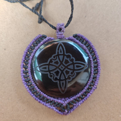 nudo de bruja, colgante de macramé, collar con nudo de bruja grabado en obsidiana negra