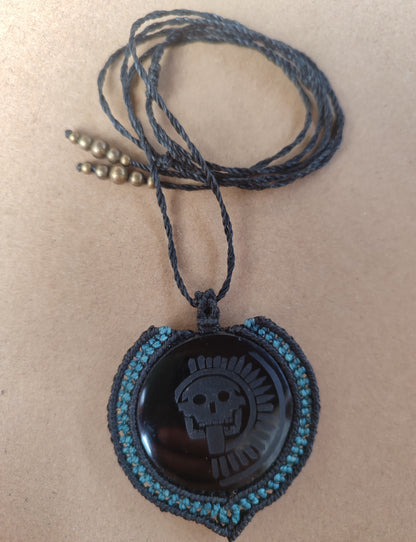 colgante disco de la muerte, Disco de Mictlantecuhtli, obsidiana grabada, macramé con espejo de obsidiana, collar de macramé