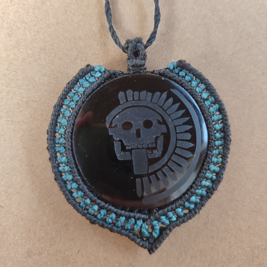 colgante disco de la muerte, Disco de Mictlantecuhtli, obsidiana grabada, macramé con espejo de obsidiana, collar de macramé