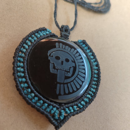 colgante disco de la muerte, Disco de Mictlantecuhtli, obsidiana grabada, macramé con espejo de obsidiana, collar de macramé