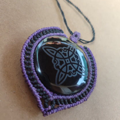 nudo de bruja, colgante de macramé, collar con nudo de bruja grabado en obsidiana negra