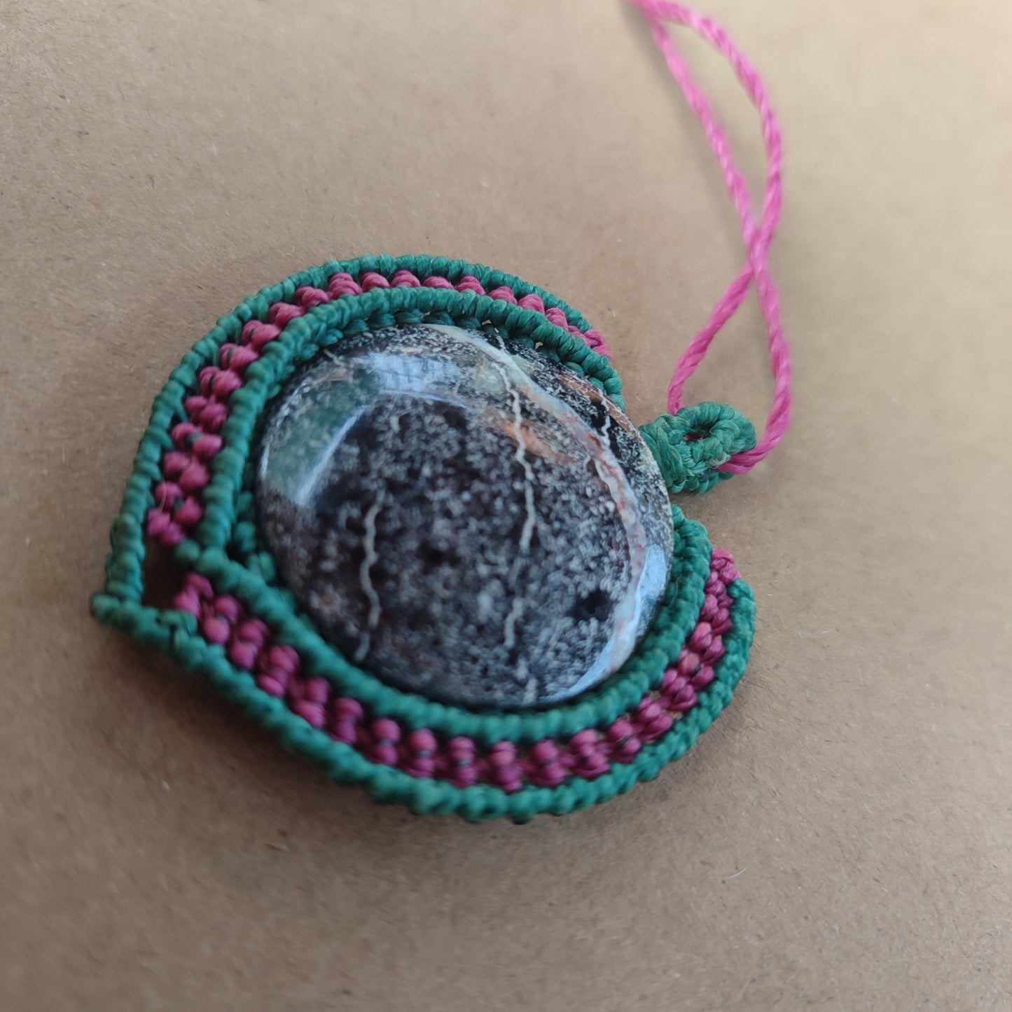 colgante de macramé con calcedonia