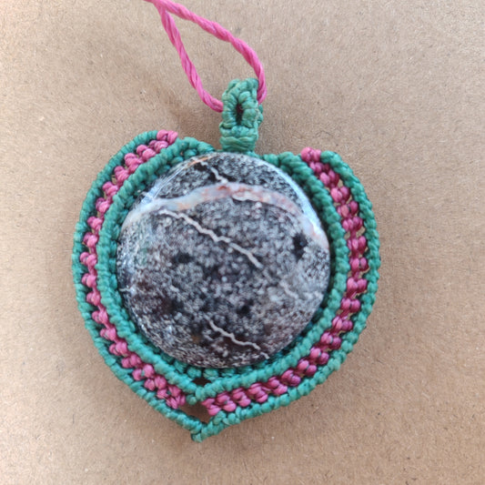 colgante de macramé con calcedonia