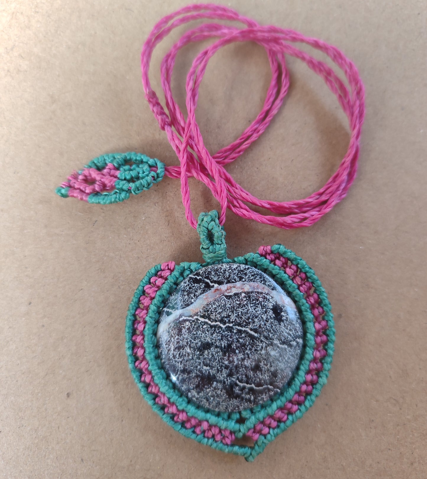 colgante de macramé con calcedonia