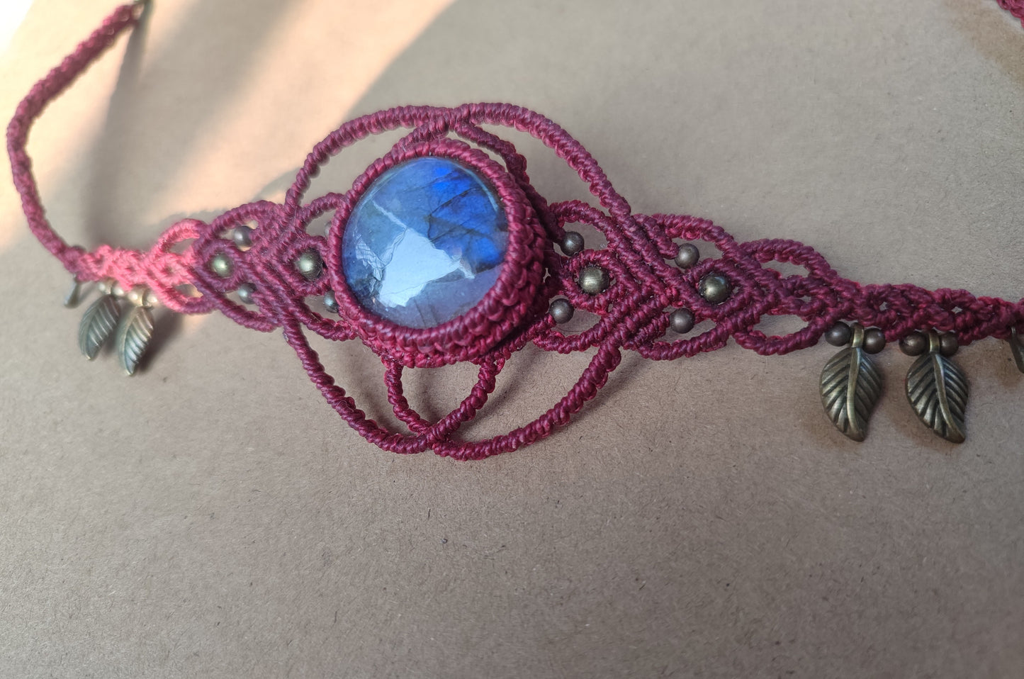 tiara y collar de macramé con labradorita azul