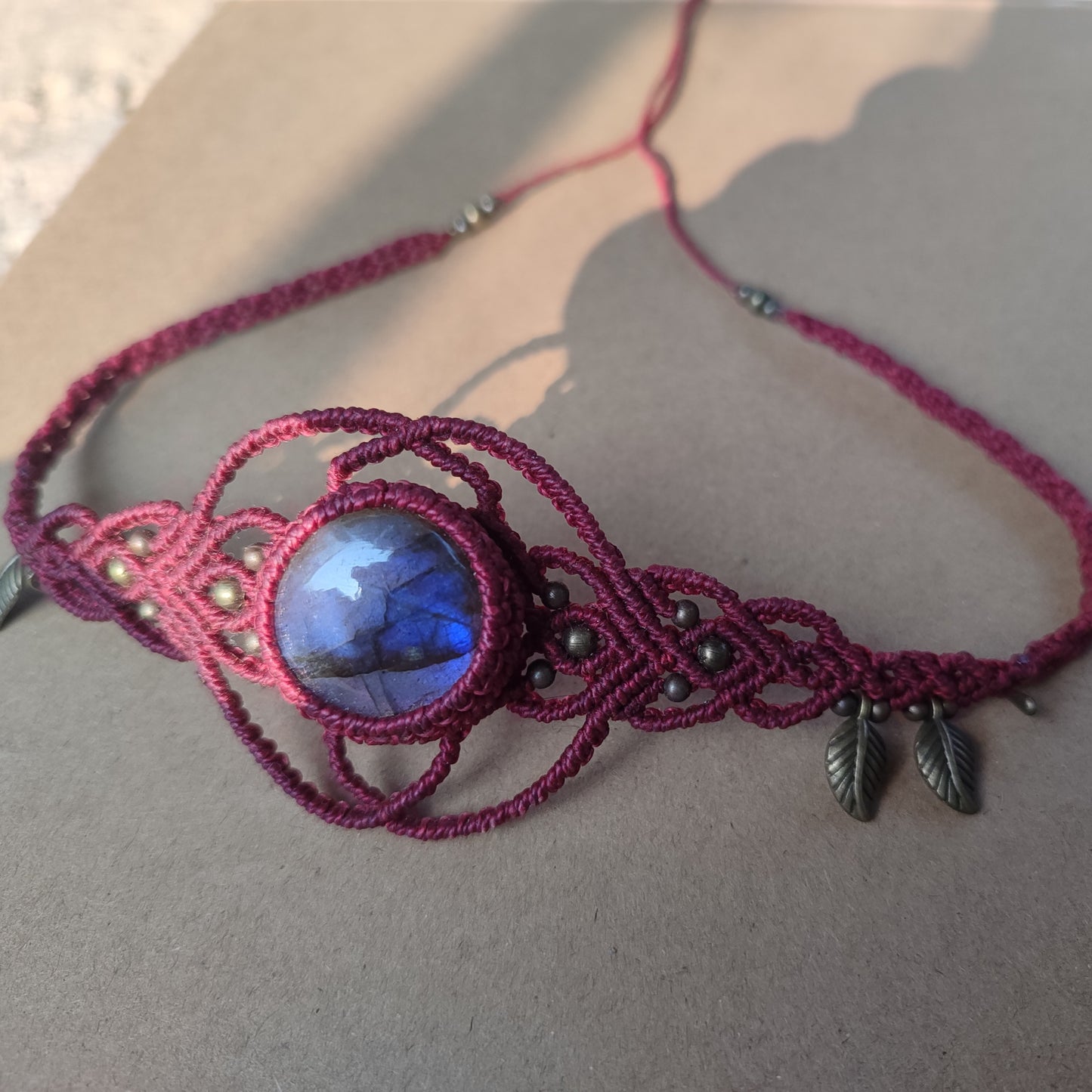tiara y collar de macramé con labradorita azul
