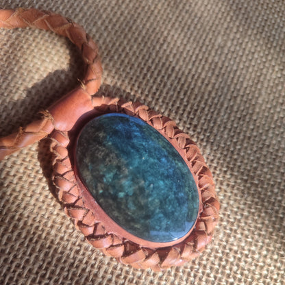 collar de cuero obsidiana manto huichol trenzado a mano, collar gordo de cuero, nudo de bola, collar de cuero con piedra