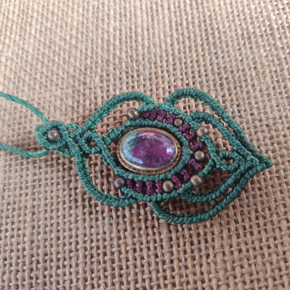 colgante pequeño de macramé con zoisita rubí, cordón ajustable