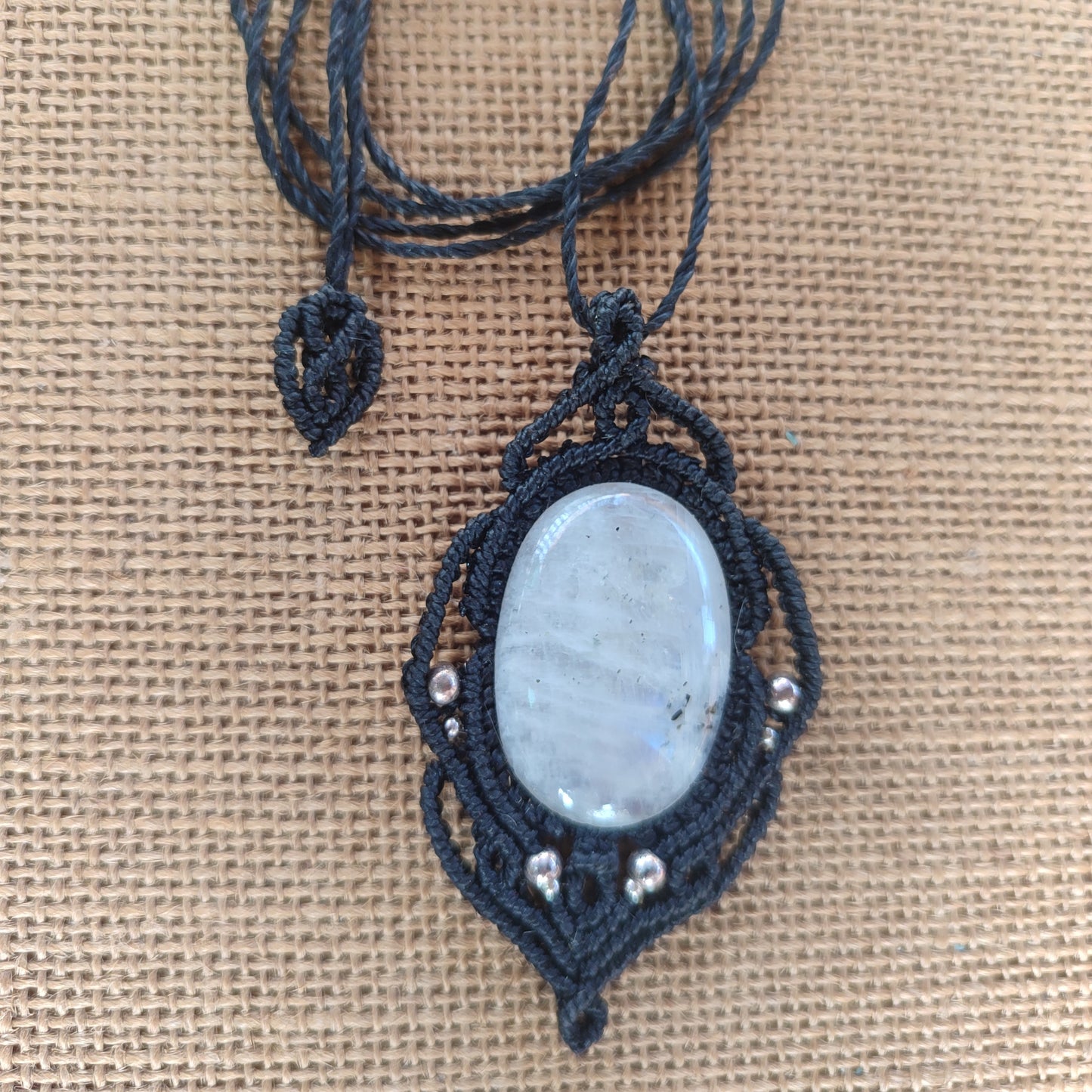 macrame con piedra luna y plata de ley, colgante piedra luna grande, collar de hilo con piedraluna, piedra luna y plata