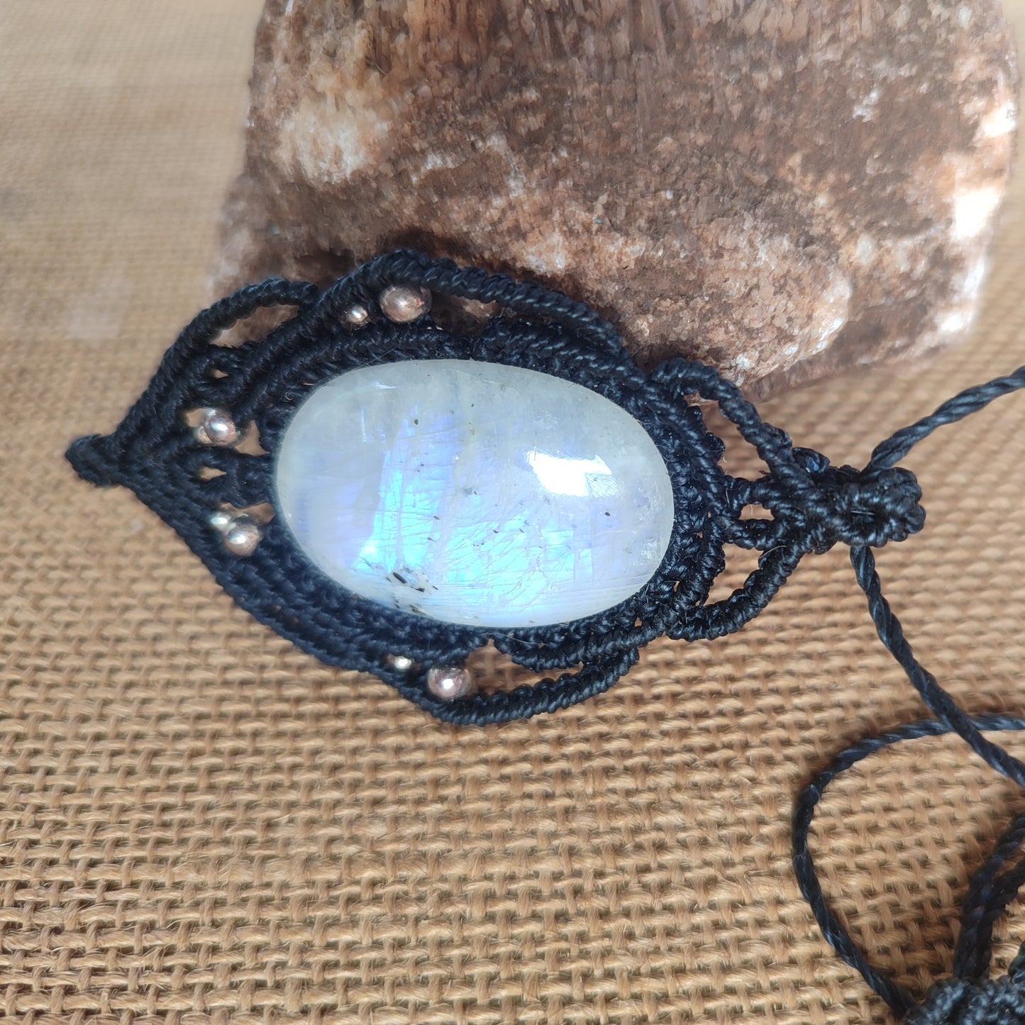 macrame con piedra luna y plata de ley, colgante piedra luna grande, collar de hilo con piedraluna, piedra luna y plata