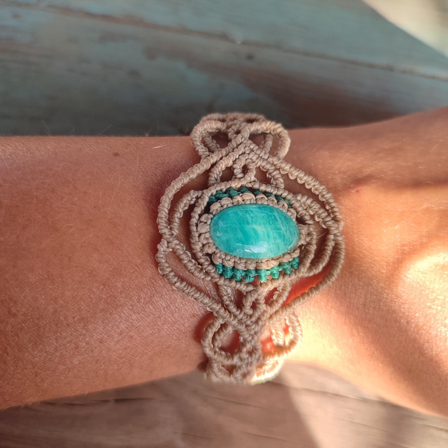 pulsera de macrame con amazonita verde, pulsera beis y verde, pulsera con piedra grande, pulsera bohemia