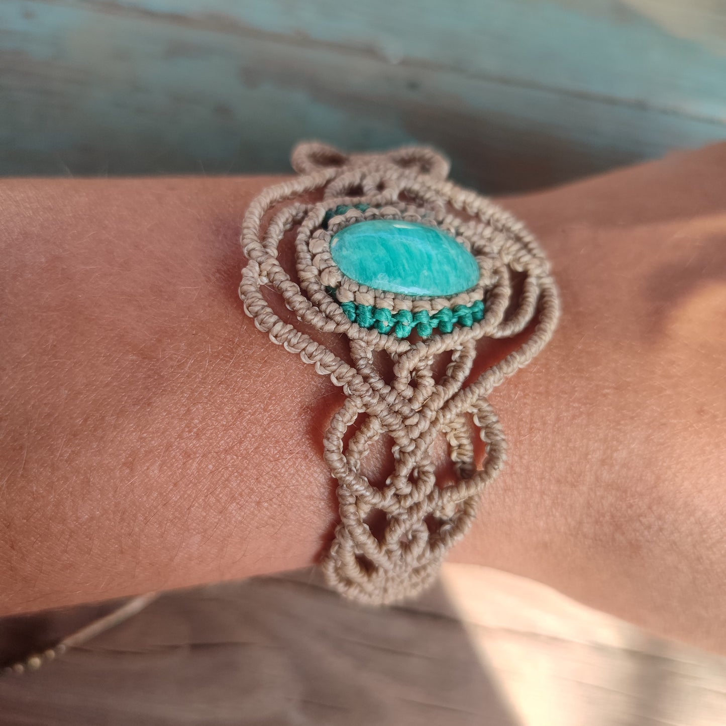 pulsera de macrame con amazonita verde, pulsera beis y verde, pulsera con piedra grande, pulsera bohemia