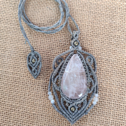 colgante de cuarzo rosa con piedra luna, colgante de macrame gris con piedra grande
