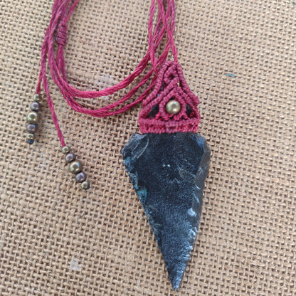 punta de flecha de obsidiana con macrame, collar pre colombino, punta de flecha tallada