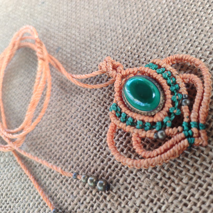collar de macrame con malaquita, collar con piedra verde