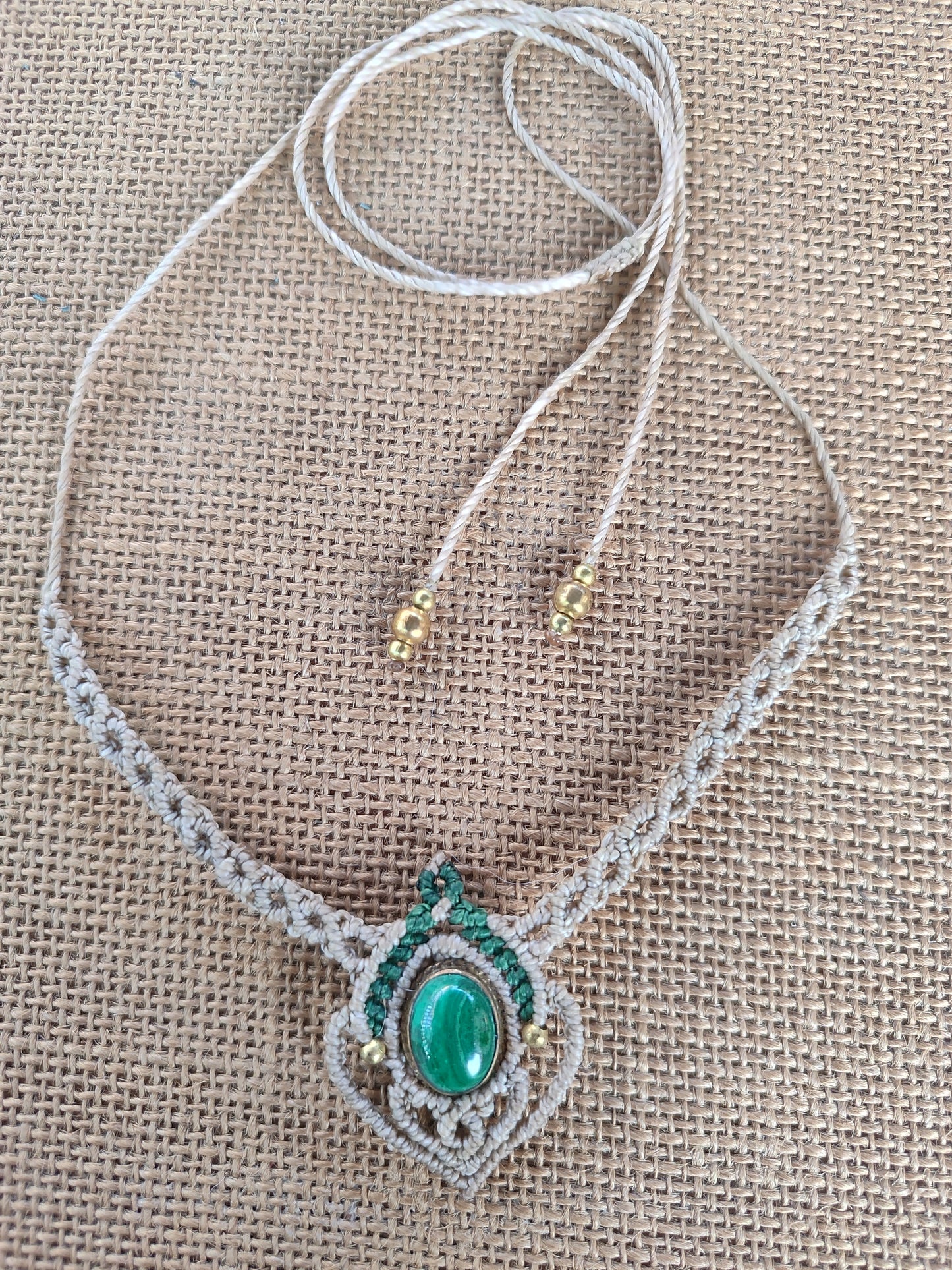 collar con malaquita de macrame, collar de hilo hippie, collar hippie con piedra