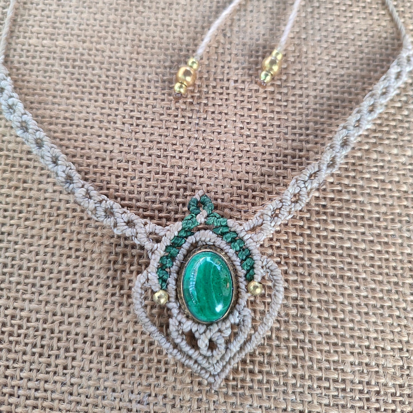 collar con malaquita de macrame, collar de hilo hippie, collar hippie con piedra