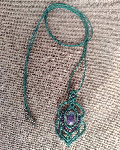 colgante pequeño de macramé con zoisita rubí, cordón ajustable