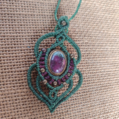 colgante pequeño de macramé con zoisita rubí, cordón ajustable