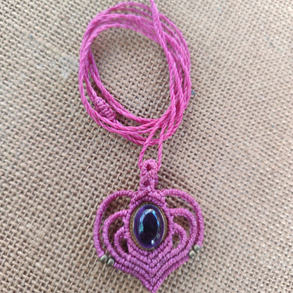 colgante de macrame pequeño con amatista, collar de amatista, collar de macramé con piedra