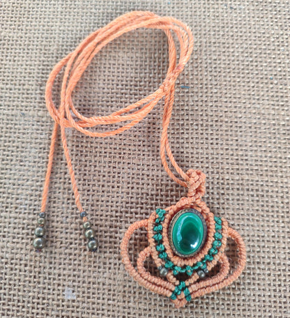 collar de macrame con malaquita, collar con piedra verde
