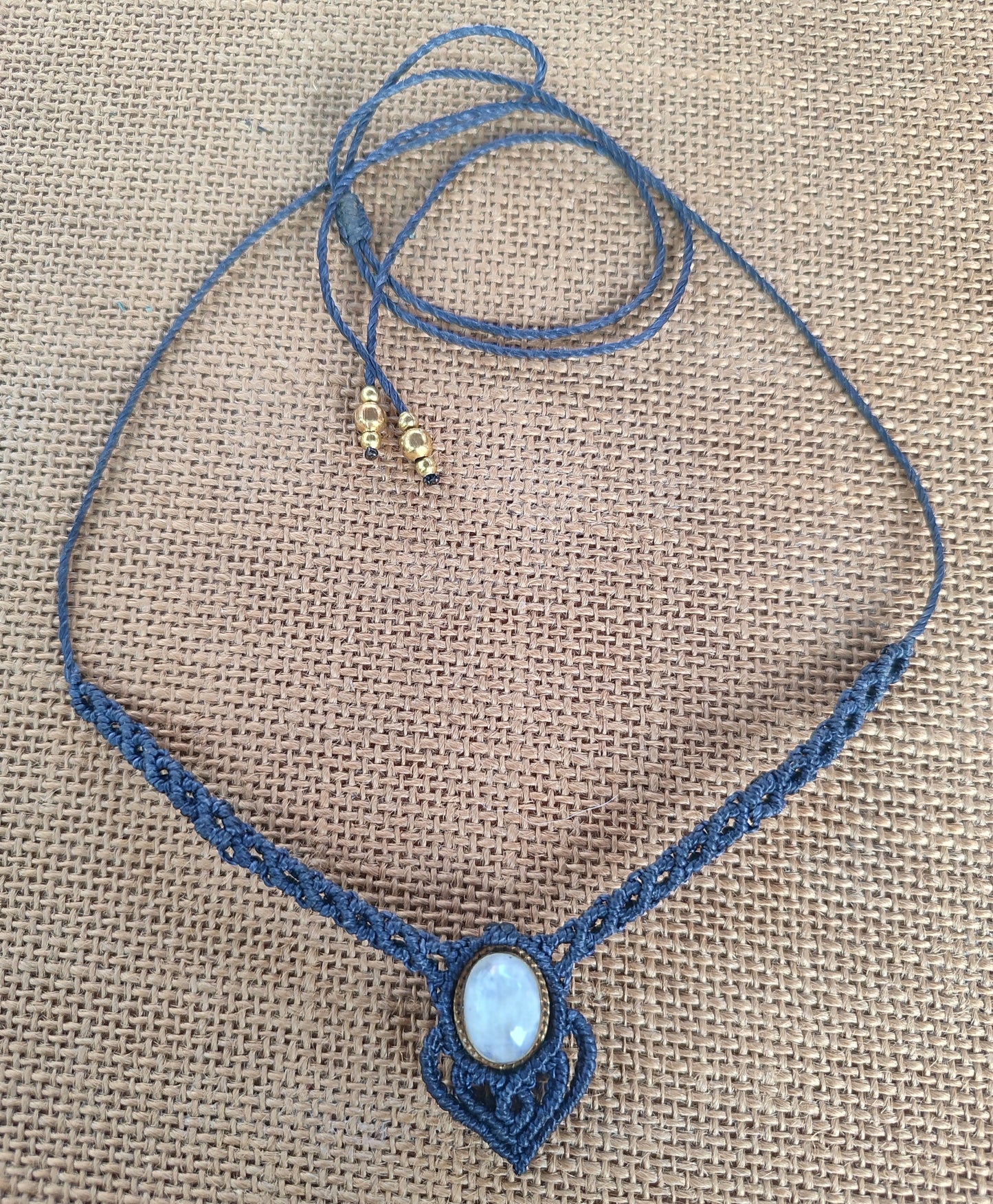 collar azul oscuro con piedra luna, macrame con piedra, collar azul marino de macramé, collar de piedra luna