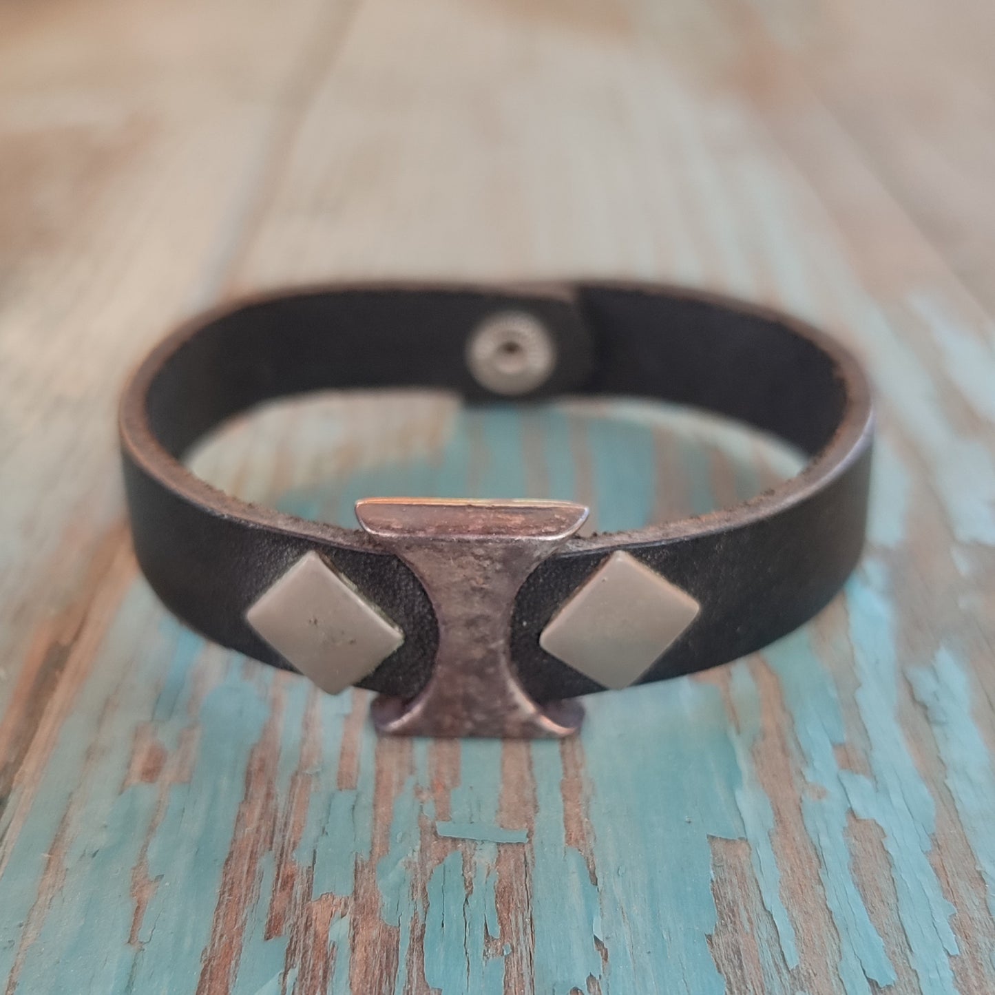 pulsera de cuero negra con metal