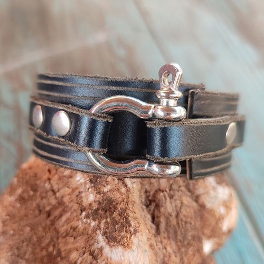 pulsera de cuero negra con mosquetón