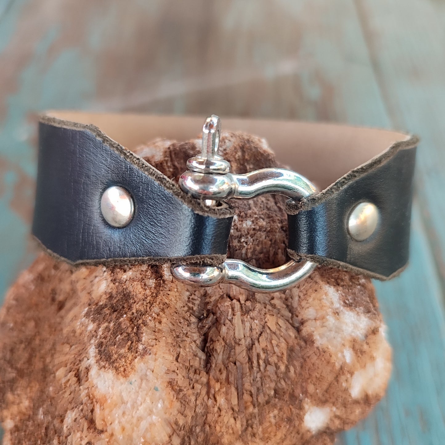 pulsera negra de cuero con mosquetón plateado