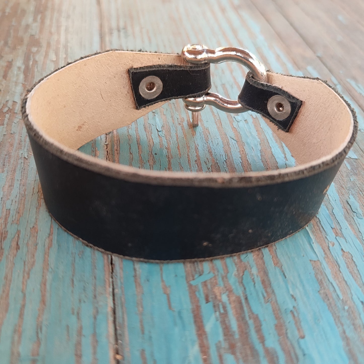 pulsera negra de cuero con mosquetón plateado