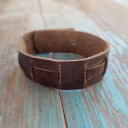 pulsera de cuero marrón envejecida