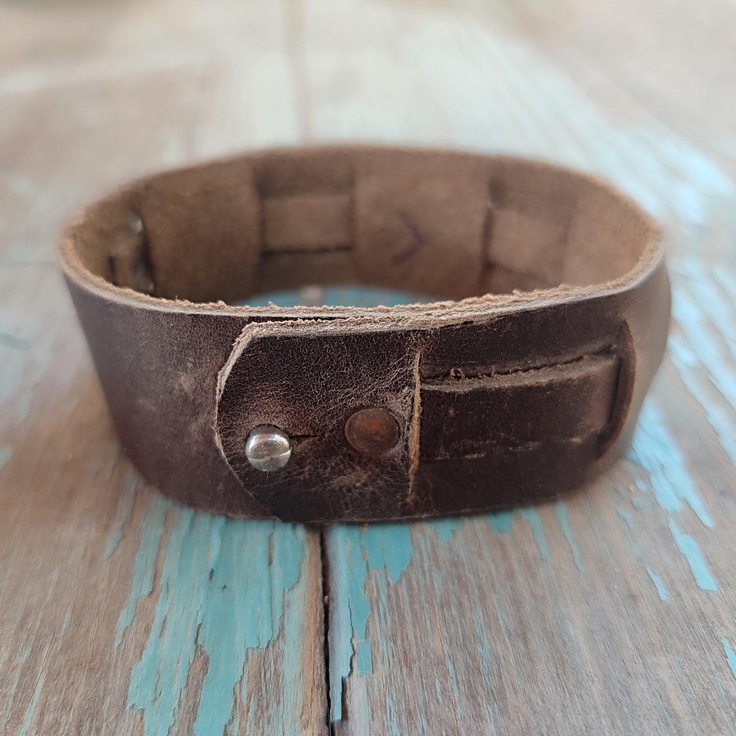 pulsera de cuero marrón envejecida