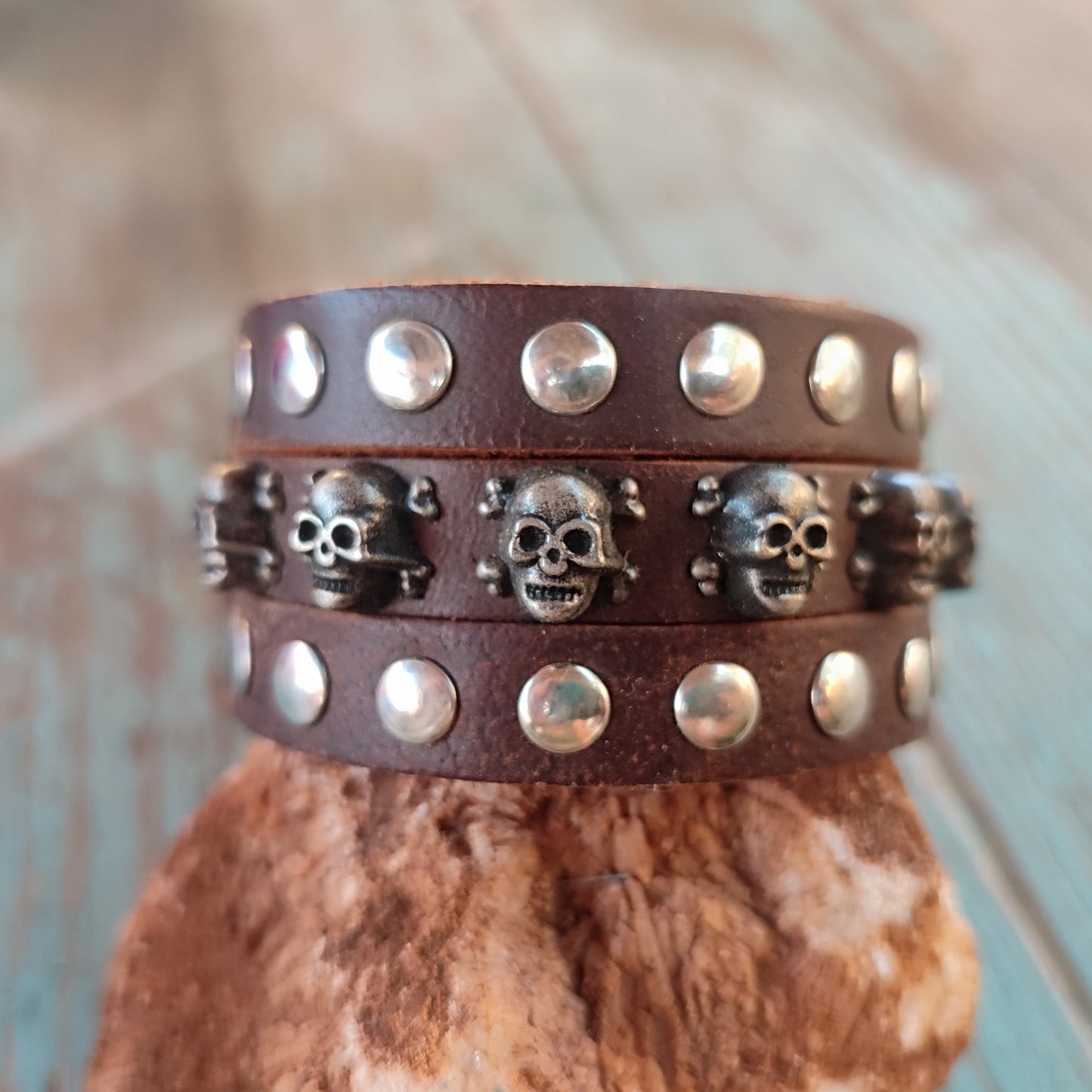 pulsera ancha de calaveras en cuero marrón