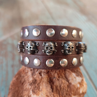 pulsera ancha de calaveras en cuero marrón