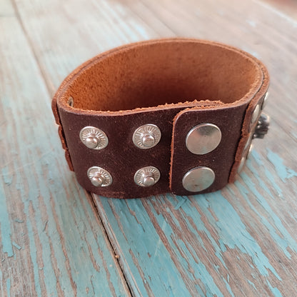 pulsera ancha de calaveras en cuero marrón