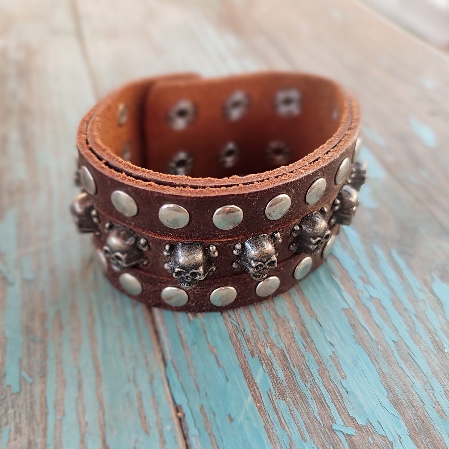 pulsera ancha de calaveras en cuero marrón