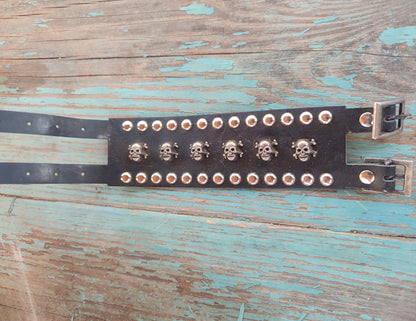 pulsera heavy ancha de calaveras de cuero negro