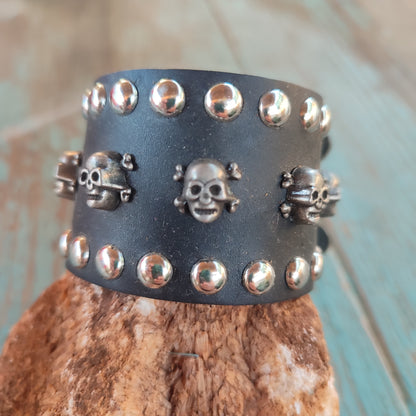 pulsera heavy ancha de calaveras de cuero negro