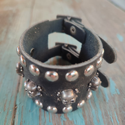 pulsera heavy ancha de calaveras de cuero negro