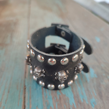 pulsera heavy ancha de calaveras de cuero negro