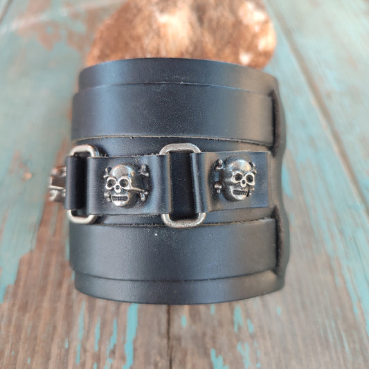 pulsera de cuero negro con calaveras