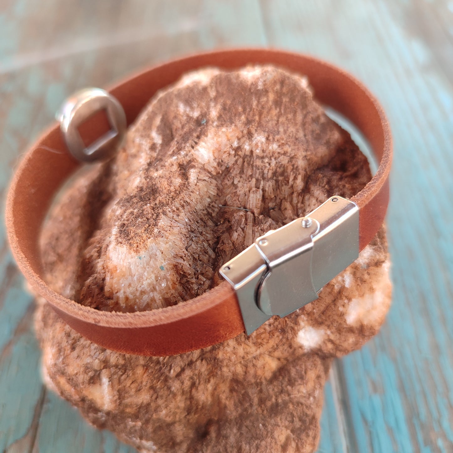 Pulsera de cuero con lauburu metalico, cruz vasca