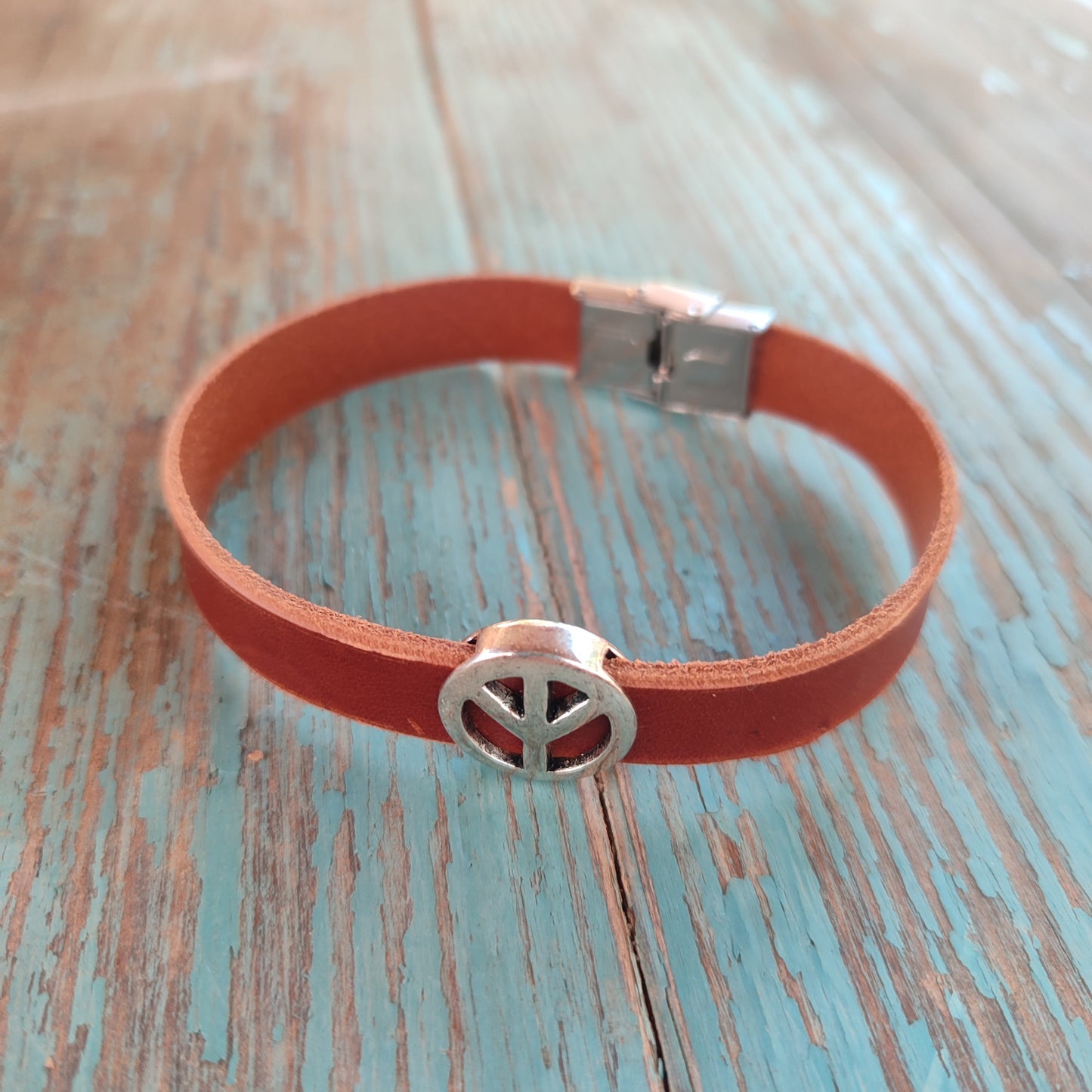 símbolo de la paz, pulsera de cuero