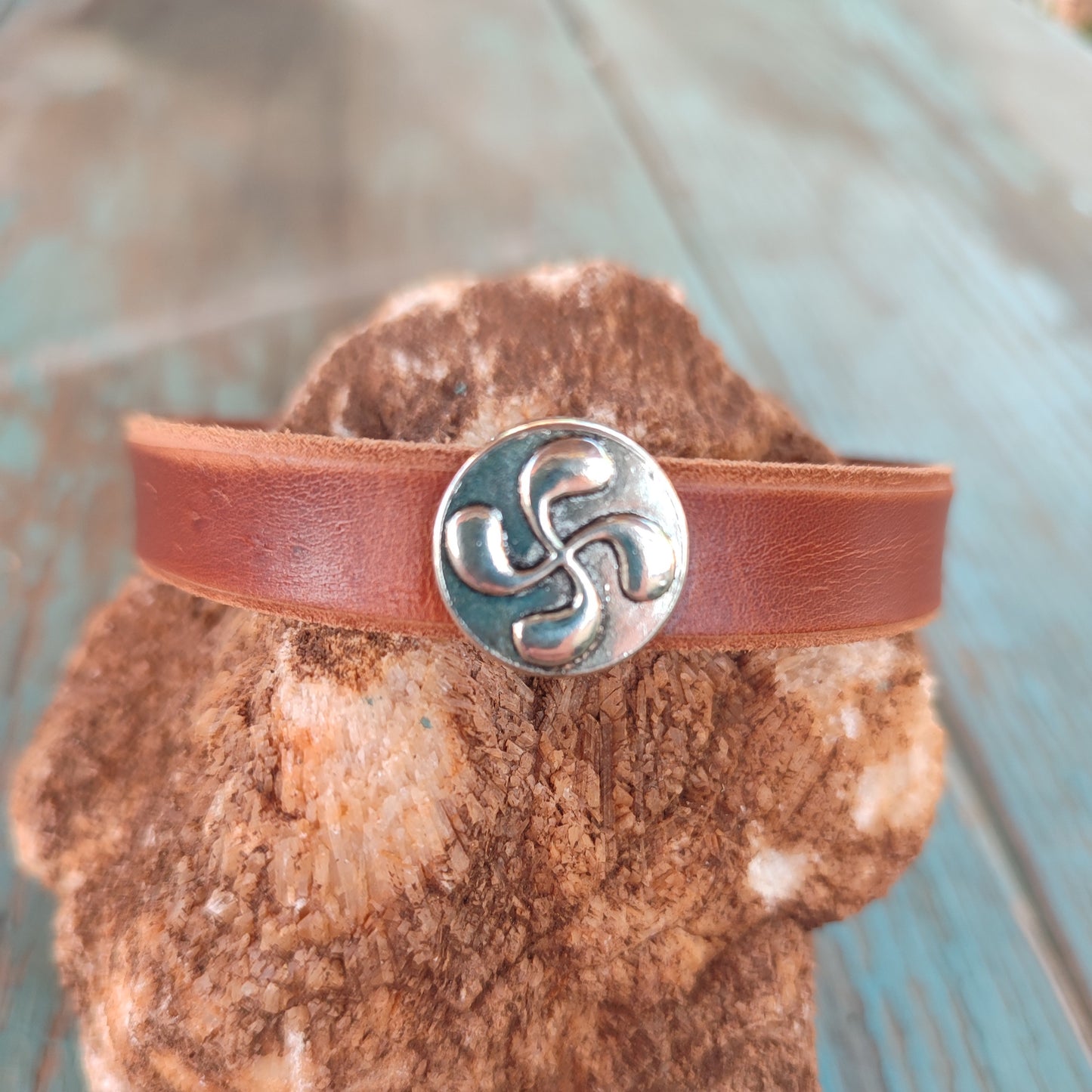 Pulsera de cuero con lauburu metalico, cruz vasca